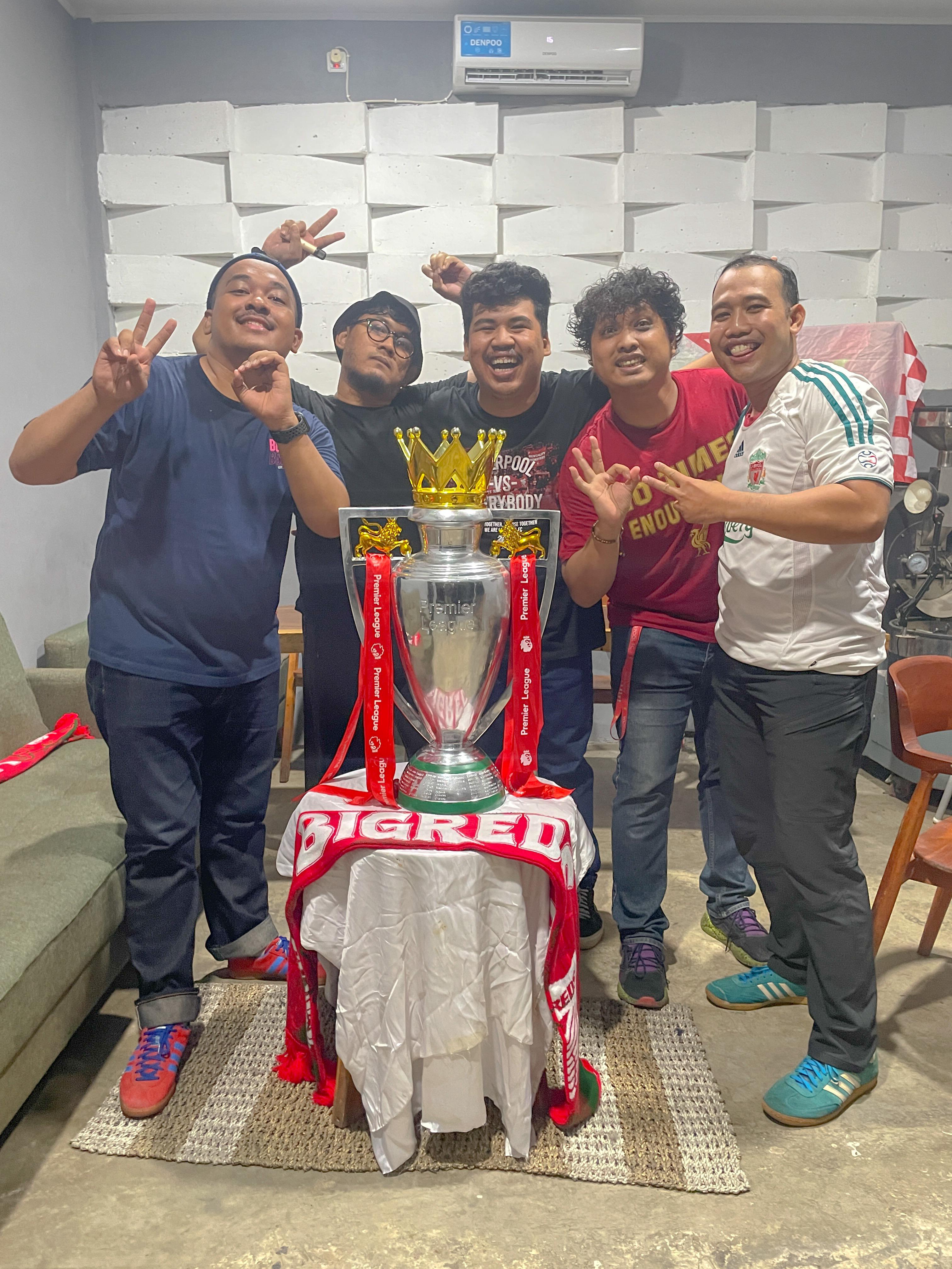 Bersama Trophy EPL 2
